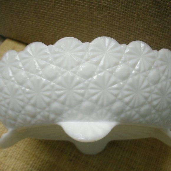 Vintage Fenton Milk Glass Daisy & Button Footed Dish - Picture 12 of 16